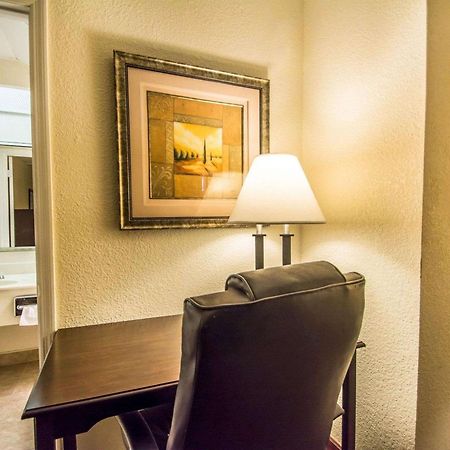 Quality Inn & Suites At Tropicana Field San Petersburgo Exterior foto
