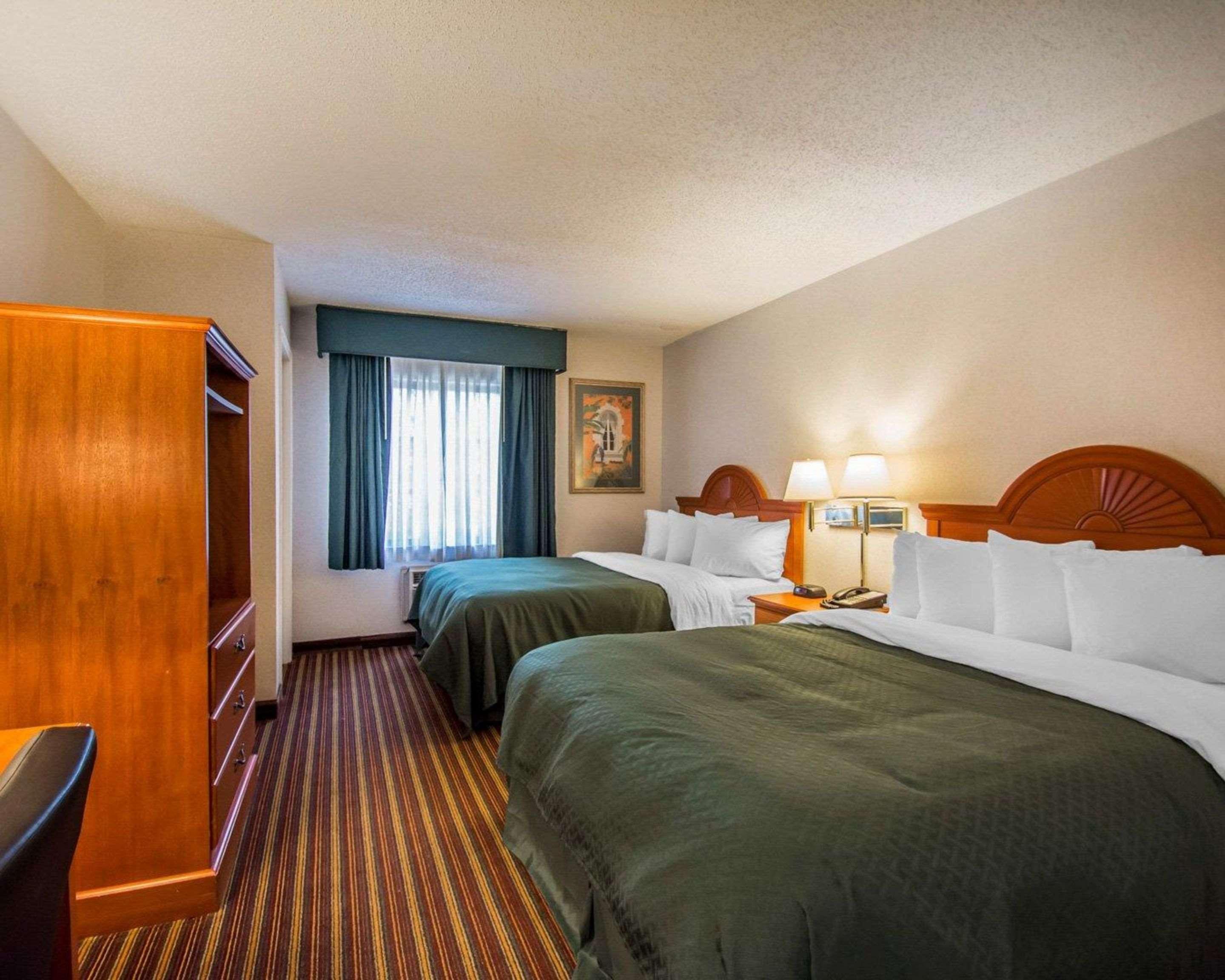 Quality Inn & Suites At Tropicana Field San Petersburgo Exterior foto