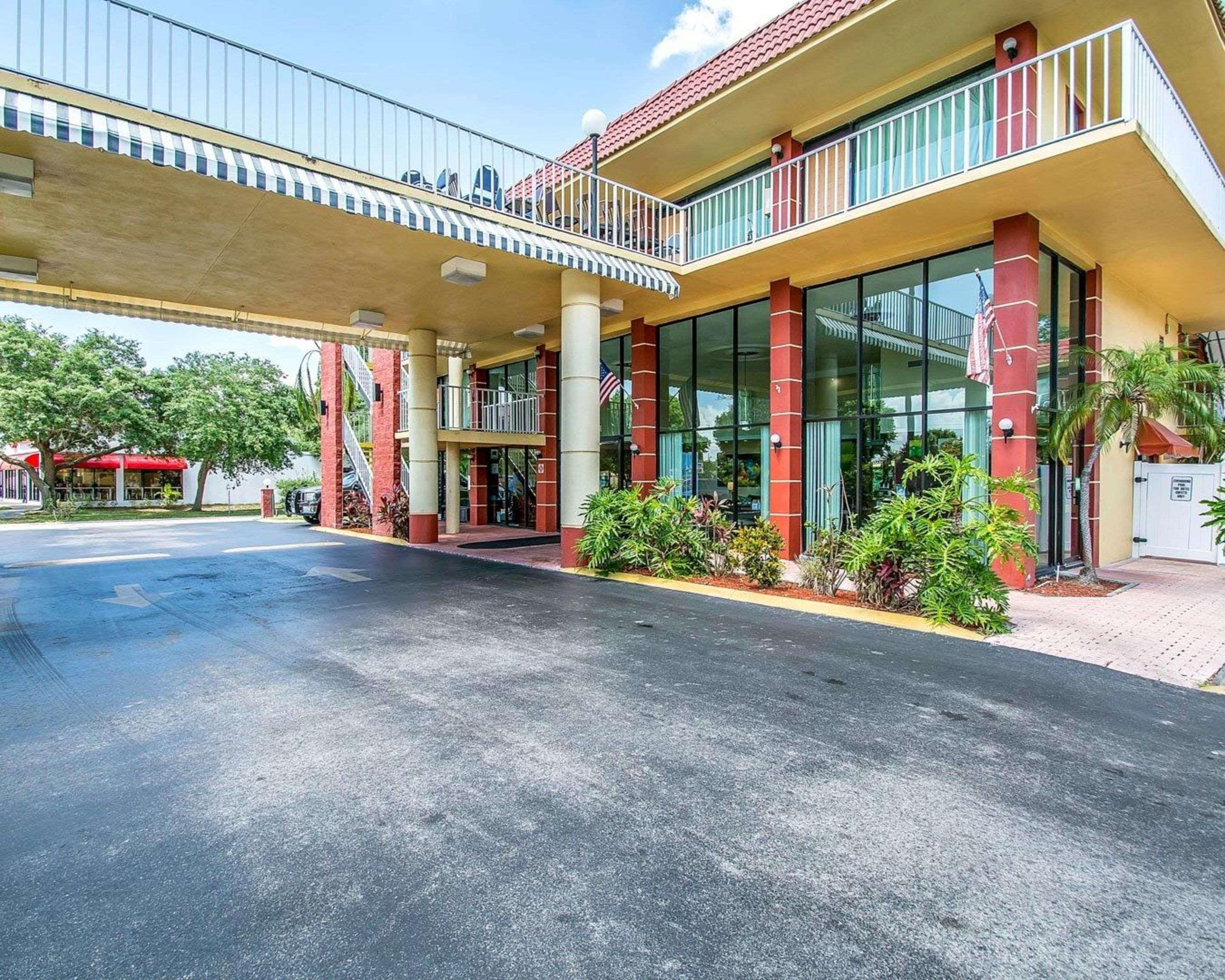 Quality Inn & Suites At Tropicana Field San Petersburgo Exterior foto