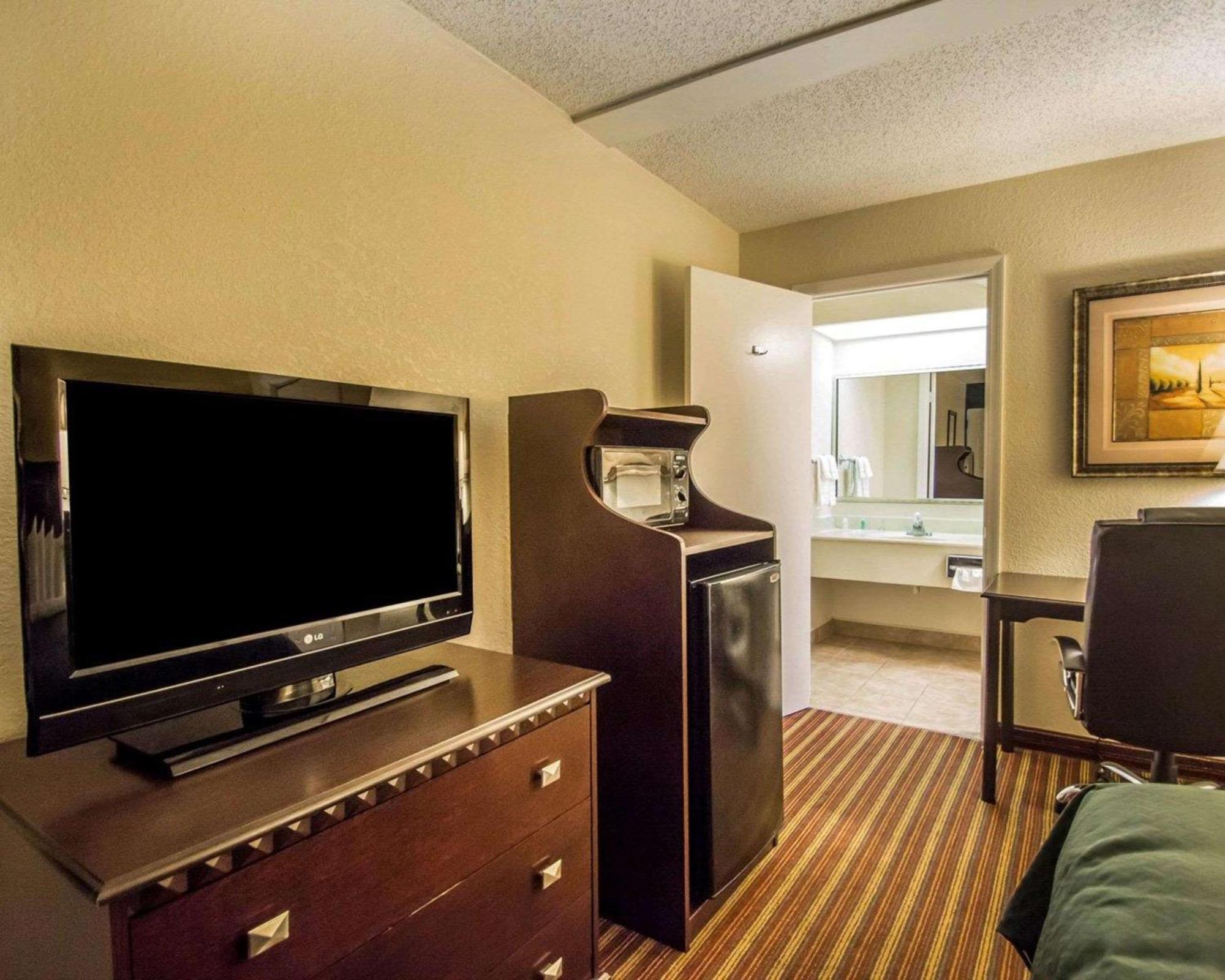 Quality Inn & Suites At Tropicana Field San Petersburgo Exterior foto