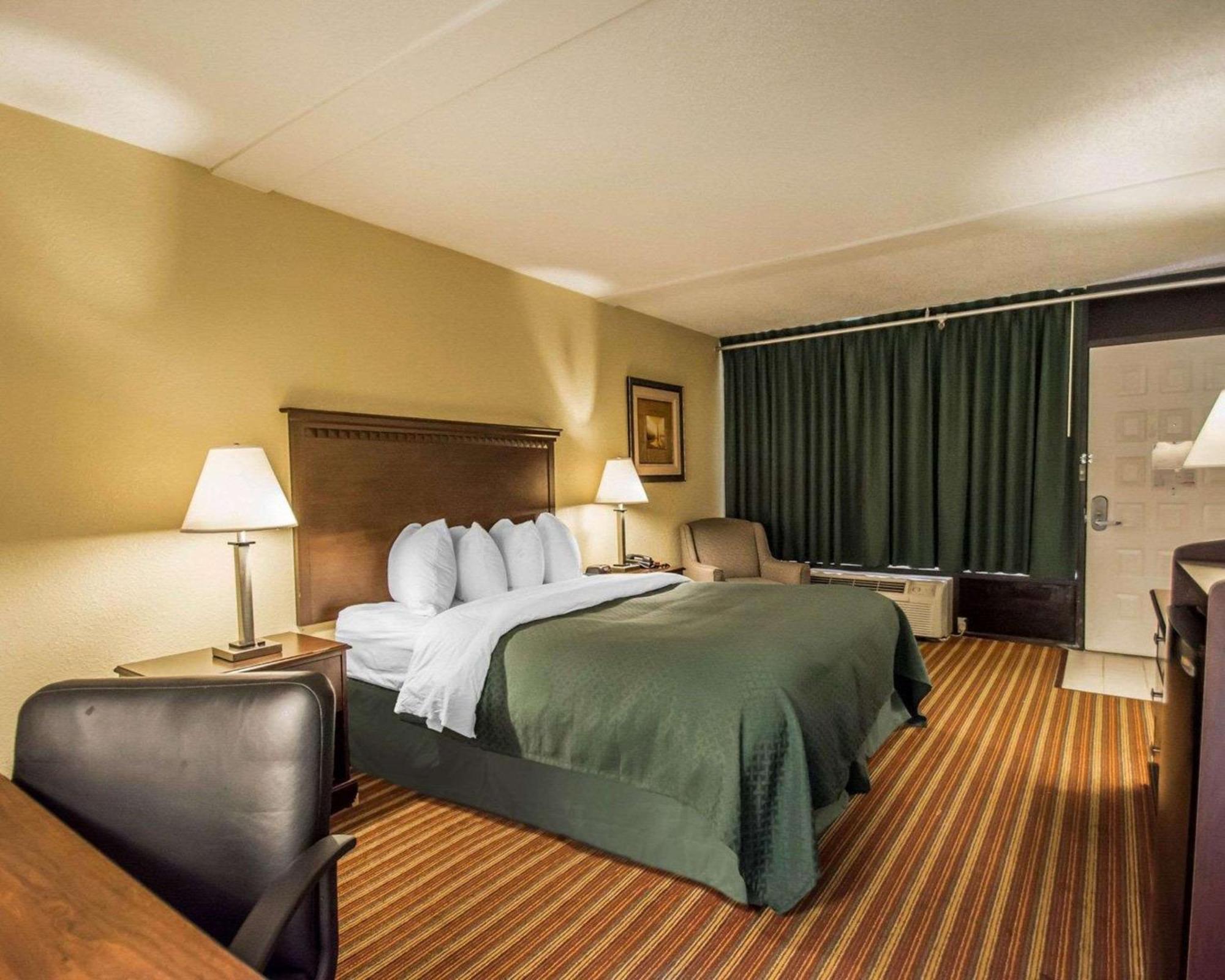 Quality Inn & Suites At Tropicana Field San Petersburgo Exterior foto