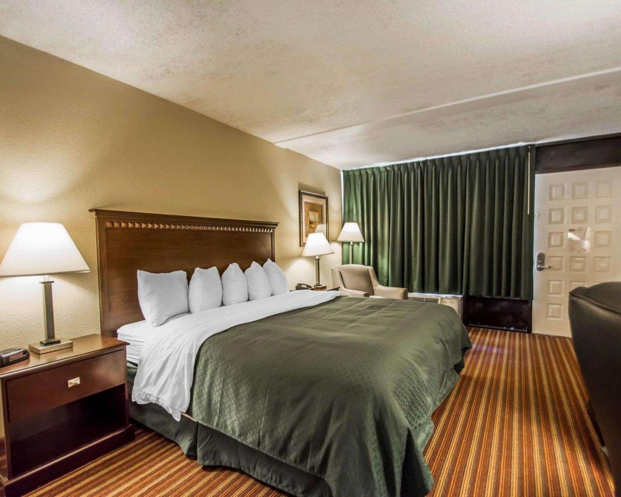 Quality Inn & Suites At Tropicana Field San Petersburgo Exterior foto