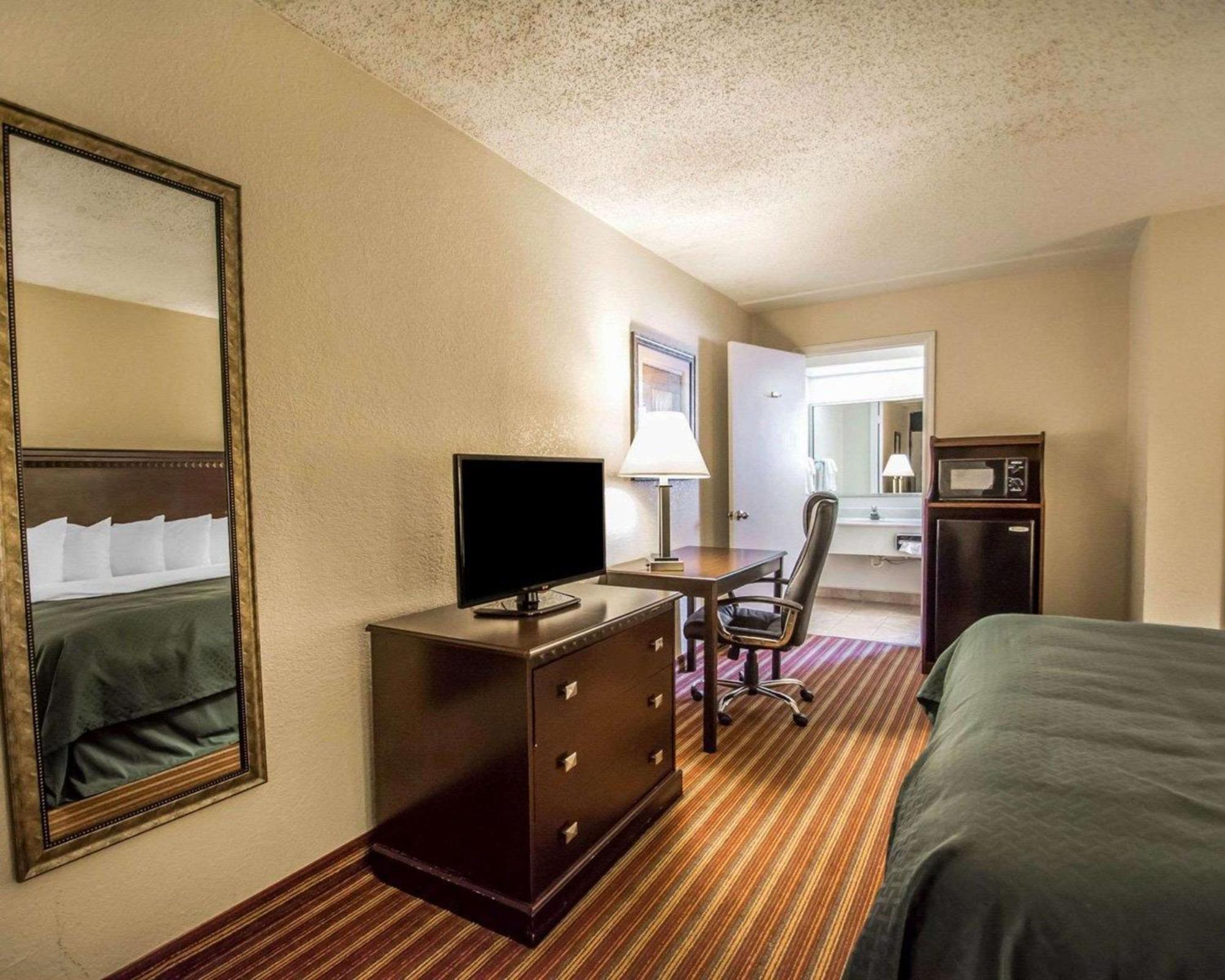 Quality Inn & Suites At Tropicana Field San Petersburgo Exterior foto