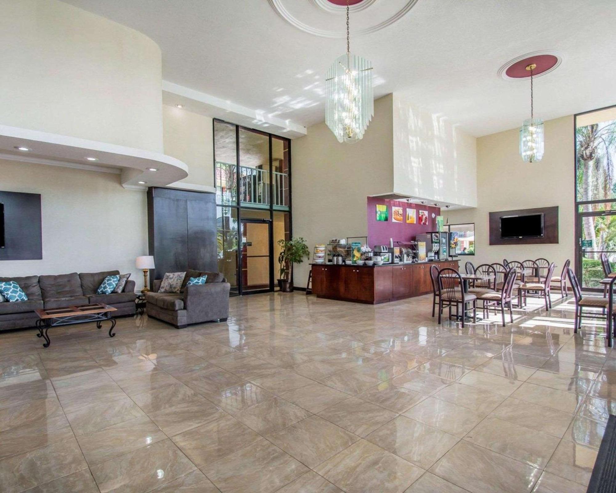 Quality Inn & Suites At Tropicana Field San Petersburgo Exterior foto