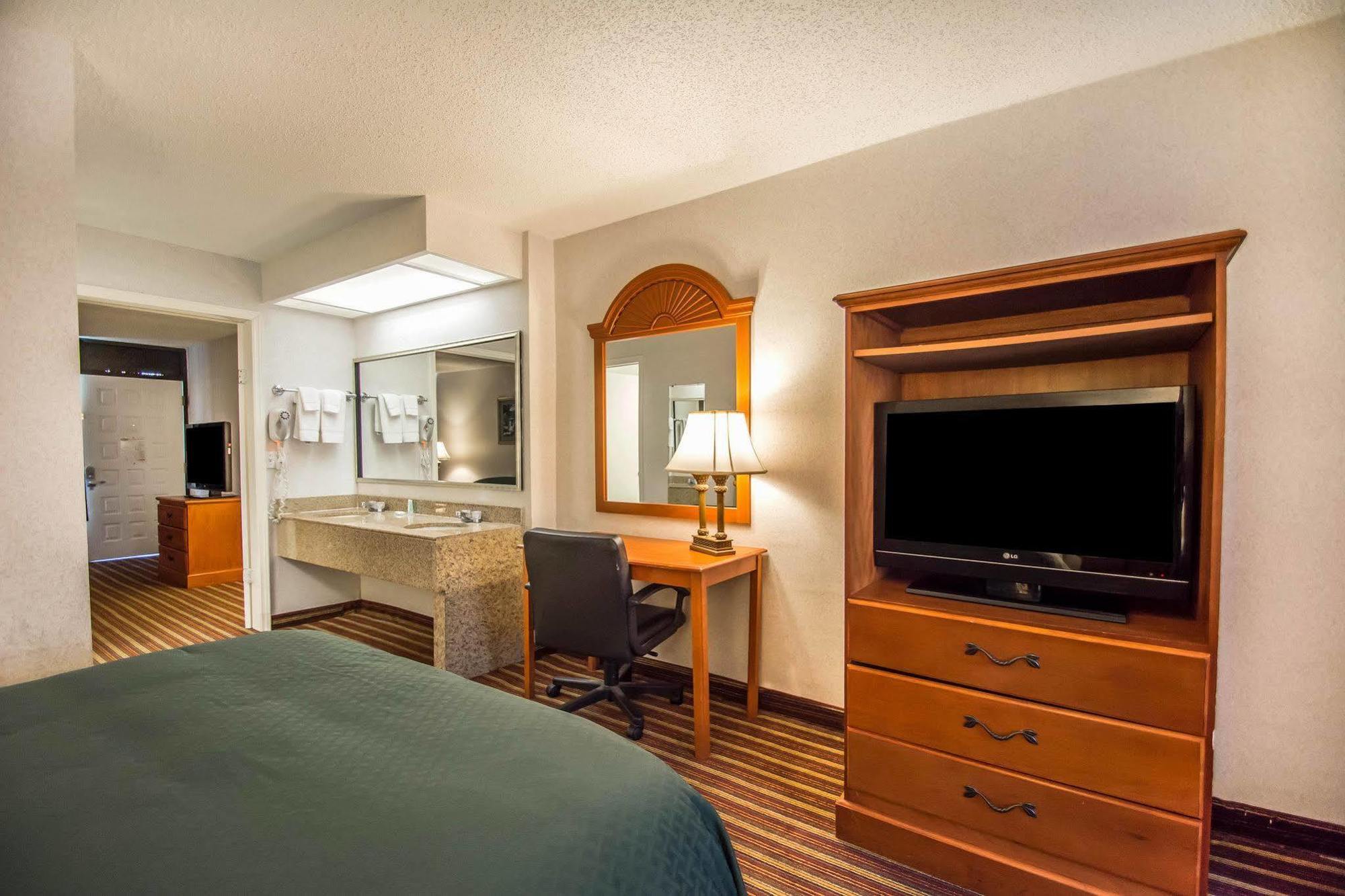Quality Inn & Suites At Tropicana Field San Petersburgo Exterior foto