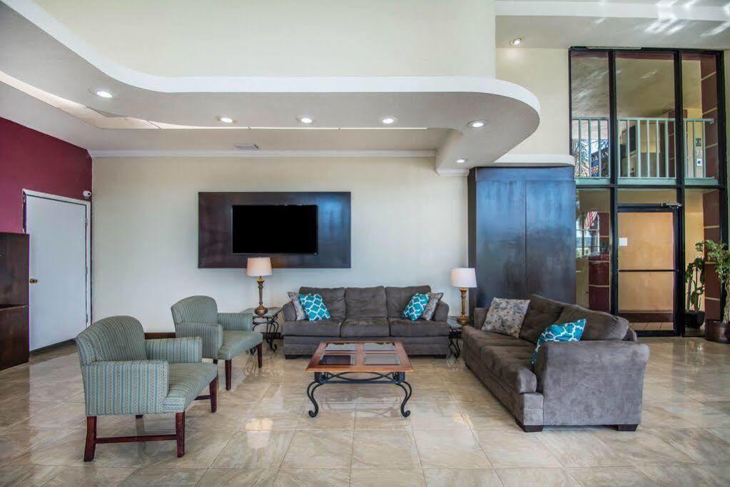 Quality Inn & Suites At Tropicana Field San Petersburgo Exterior foto