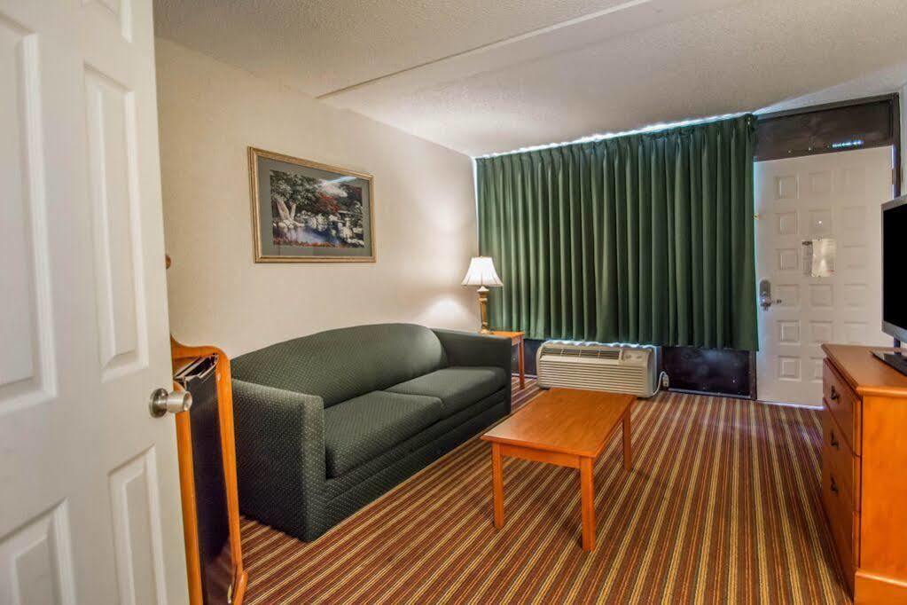 Quality Inn & Suites At Tropicana Field San Petersburgo Exterior foto