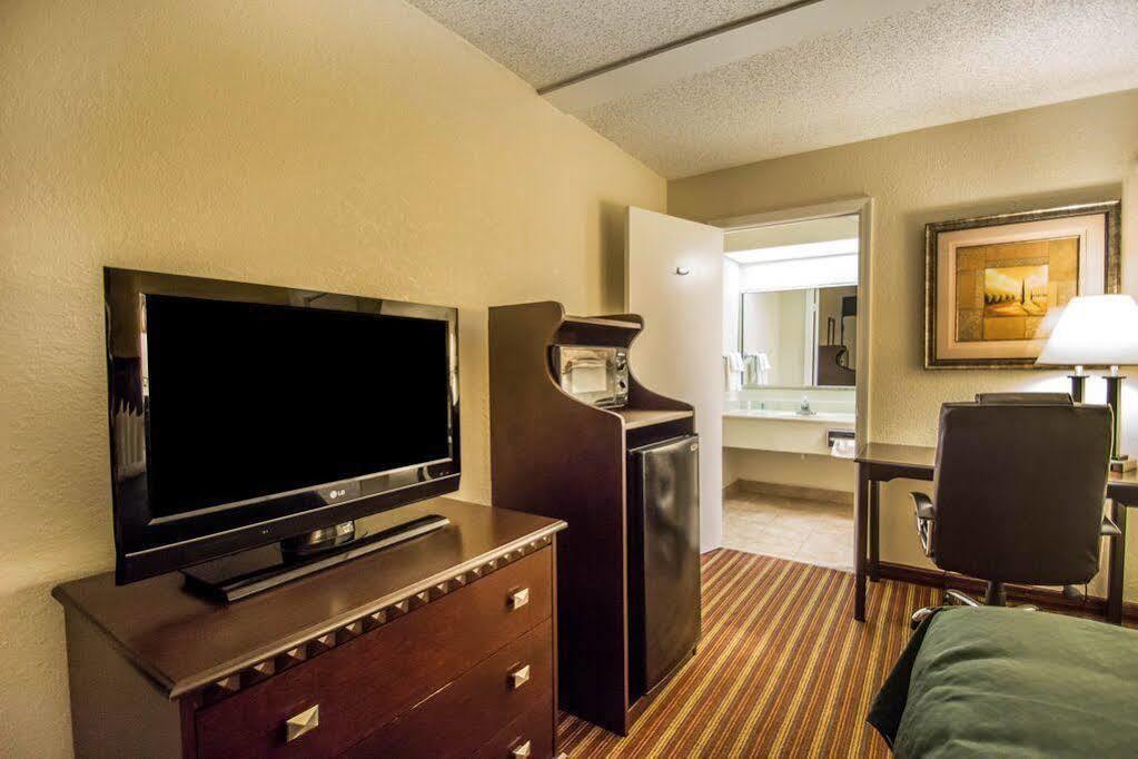 Quality Inn & Suites At Tropicana Field San Petersburgo Exterior foto
