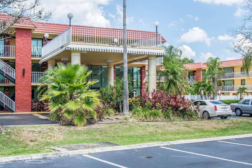 Quality Inn & Suites At Tropicana Field San Petersburgo Exterior foto