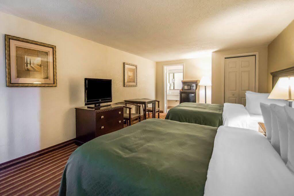 Quality Inn & Suites At Tropicana Field San Petersburgo Exterior foto