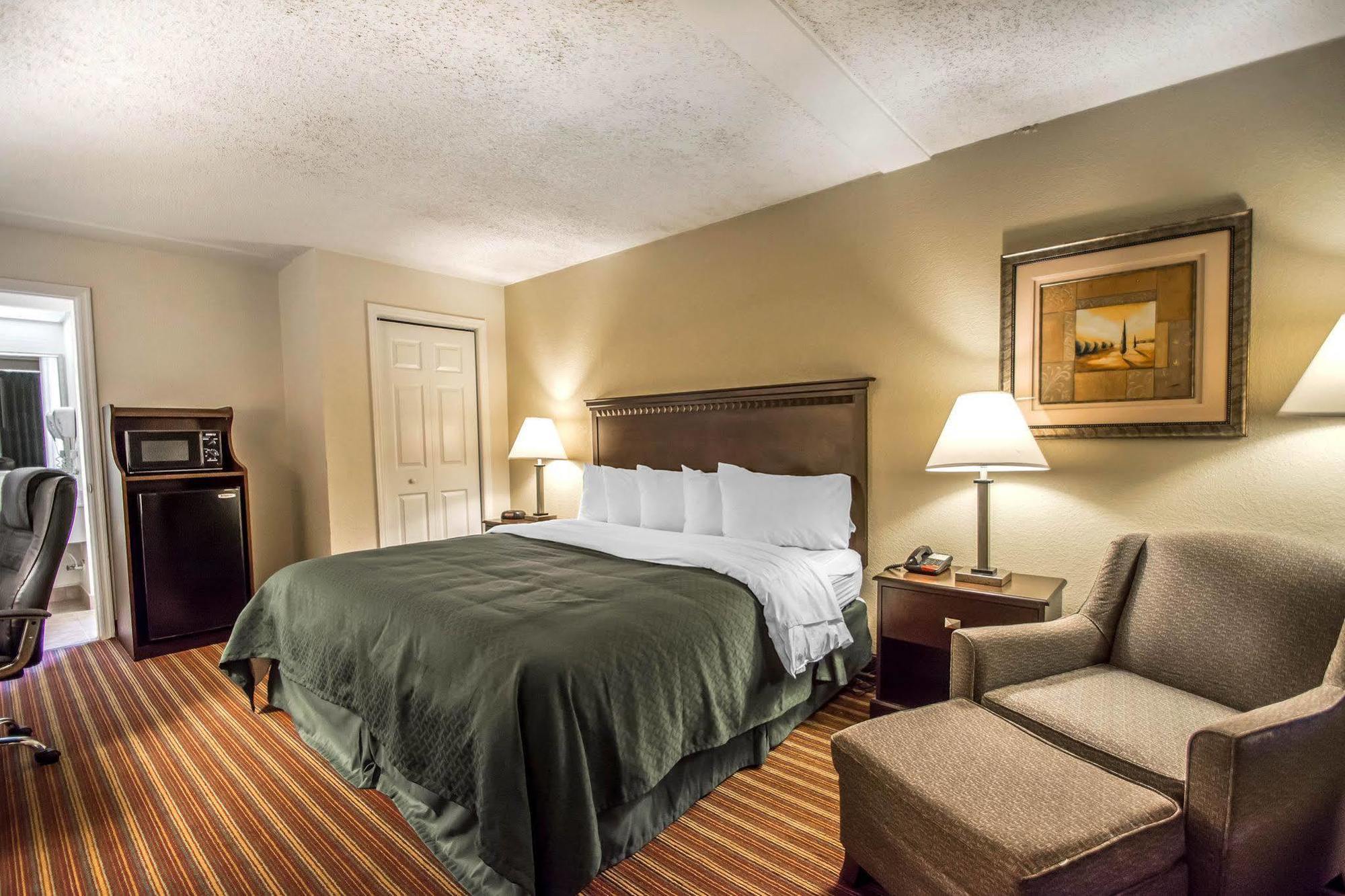 Quality Inn & Suites At Tropicana Field San Petersburgo Exterior foto