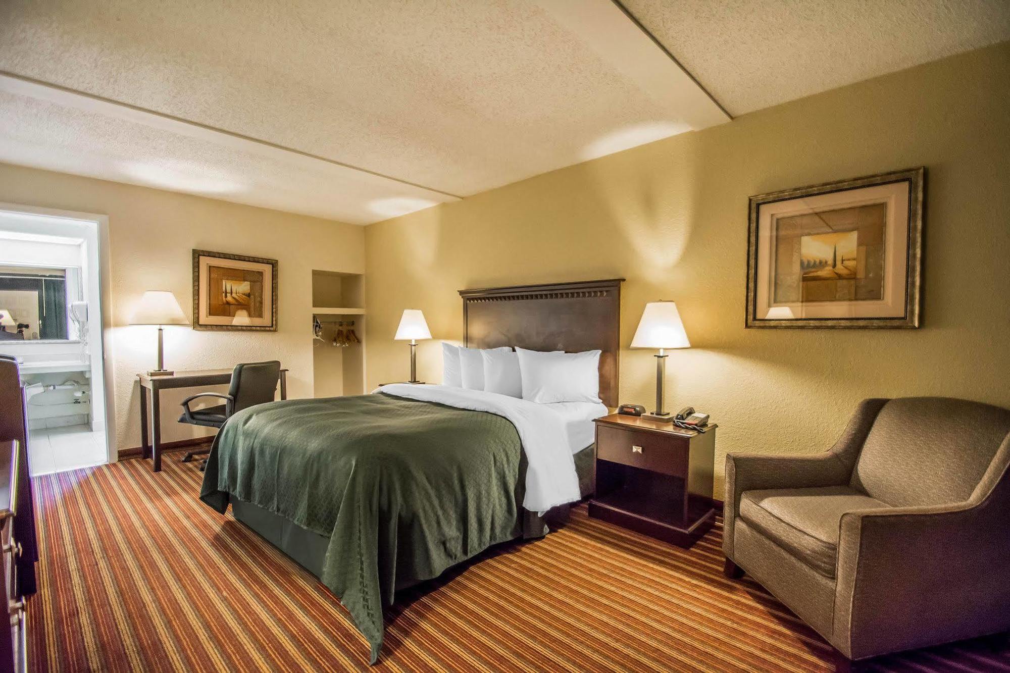 Quality Inn & Suites At Tropicana Field San Petersburgo Exterior foto